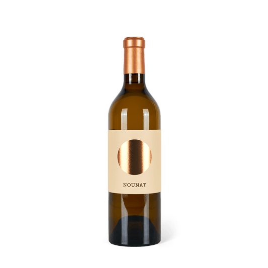 braune Weinflasche stehend, Etikett mit goldenem großen Punkt und der Aufschrift NOUNAT