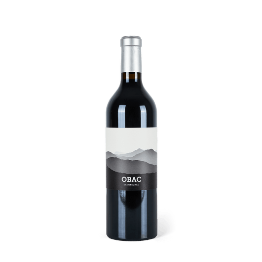Rotweinflasche stehend, silberne Banderole, silbernes Etikett mit Aufschrift: Obac