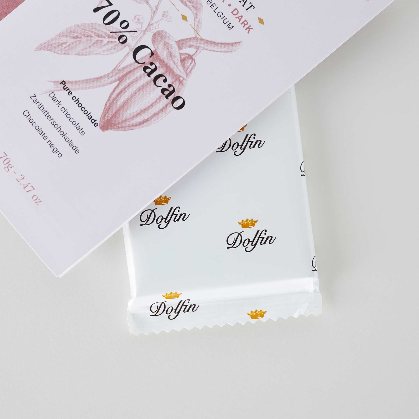 geöffnete Schokoladenverpackung mit einem rosa Rand und der Aufschrift 70% Cacao