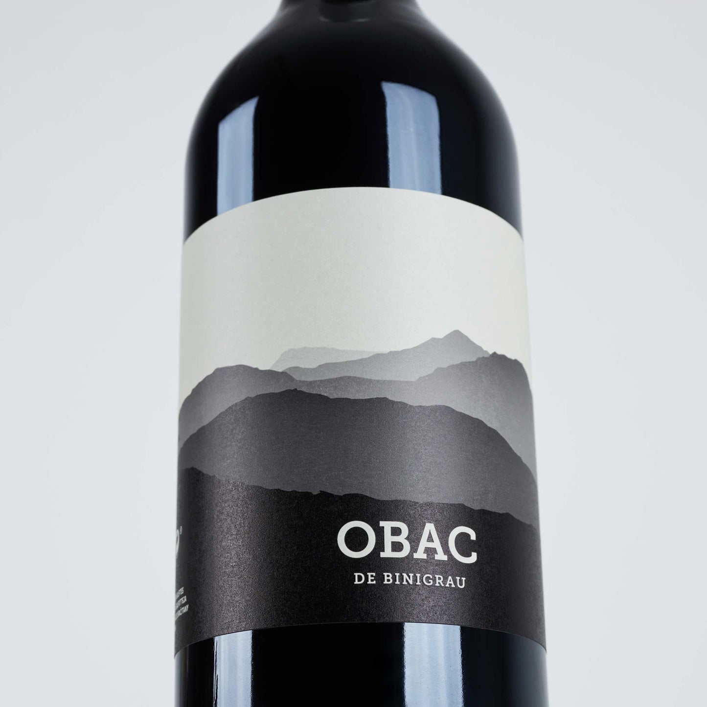 Rotweinflasche stehend, silbernes Etikett mit Aufschrift: Obac