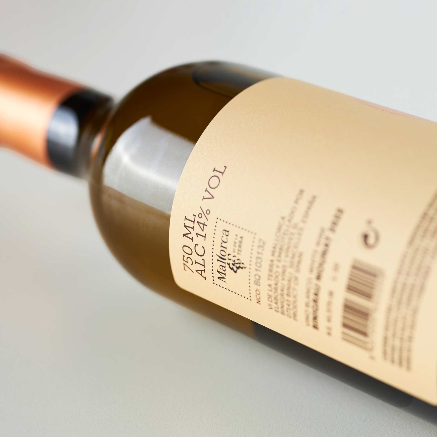 Weinflasche liegend mit Etikett der Rückseite, zu lesen ist 750ml und der Alkoholgehalt von 14%