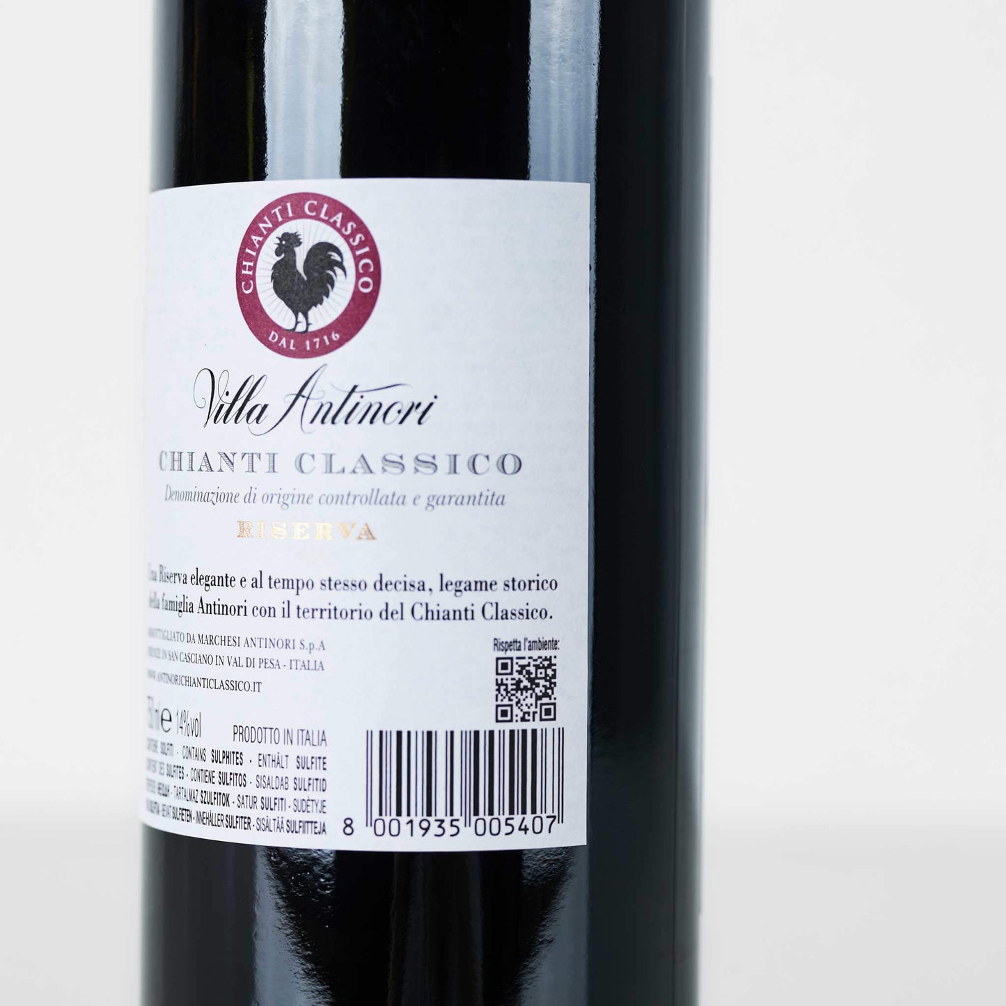 Rückseite der Flasche mit weißem Etikett in Nahaufnahme mit der Aufschrift Villa Antinori