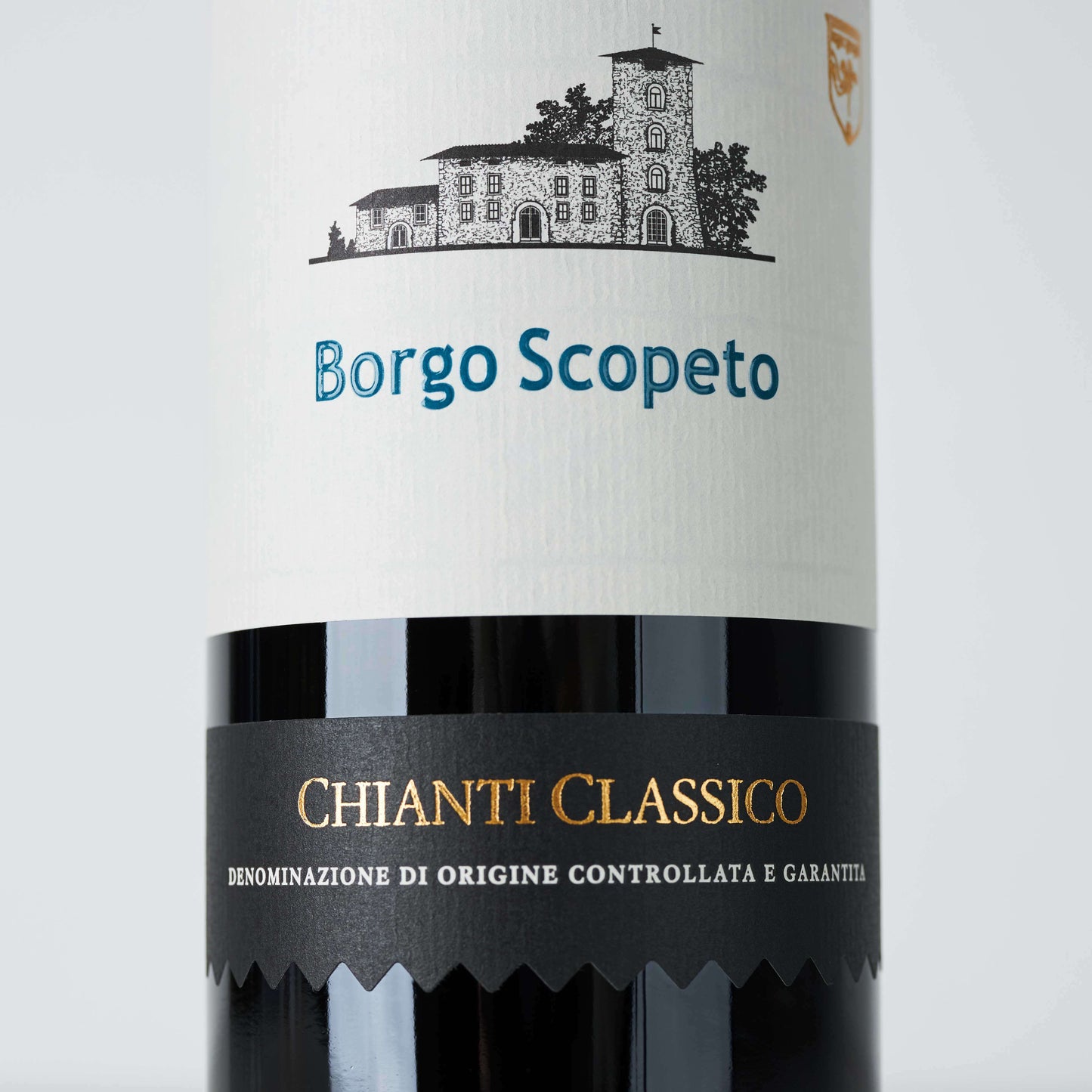 Rotweinflasche stehend, weißes Etikett mit blauer Aufschrift: " Borgo Scopeto, Chianti Classico"