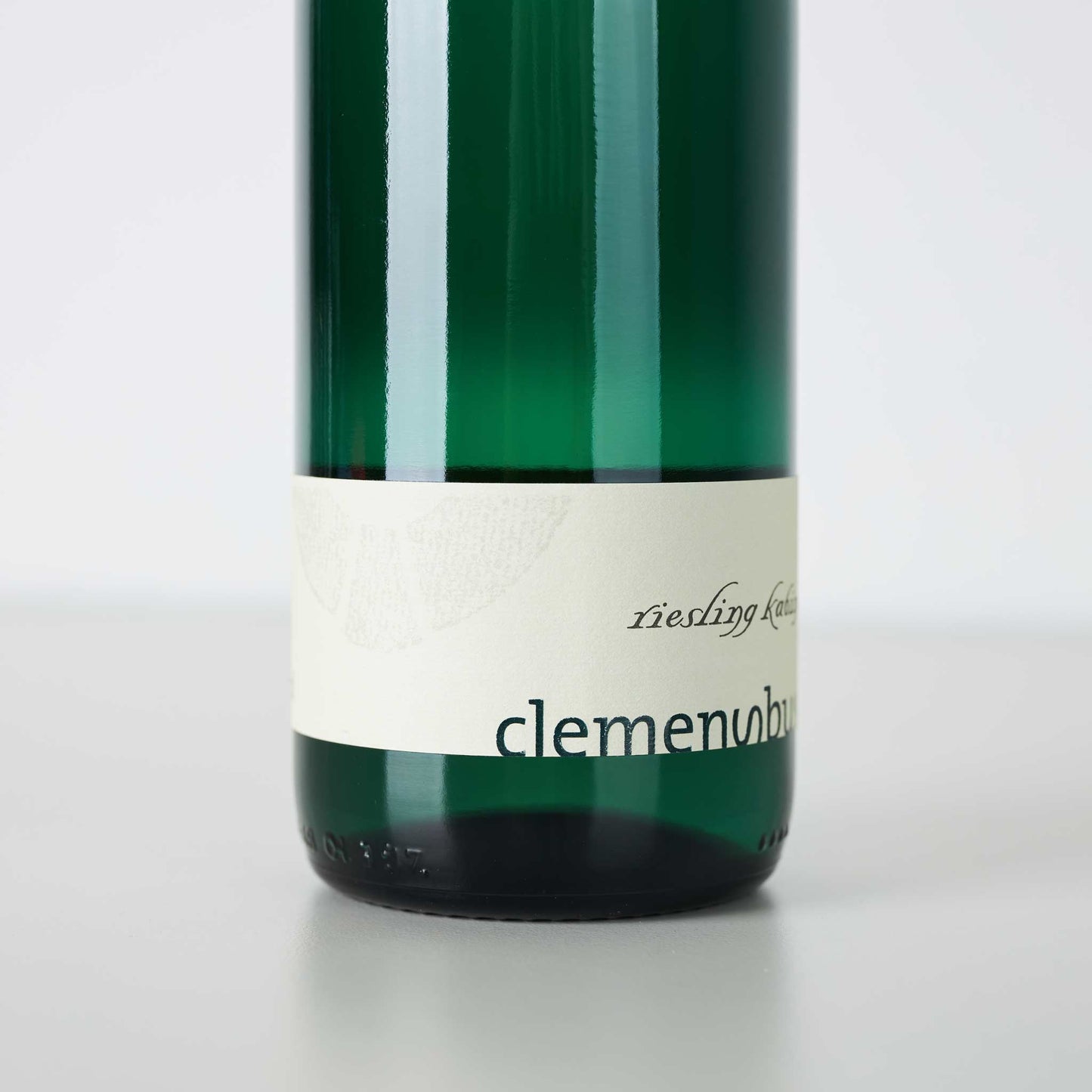 Weinflasche stehend, weißes Etikett mit Aufschrift: Riesling Kabinett