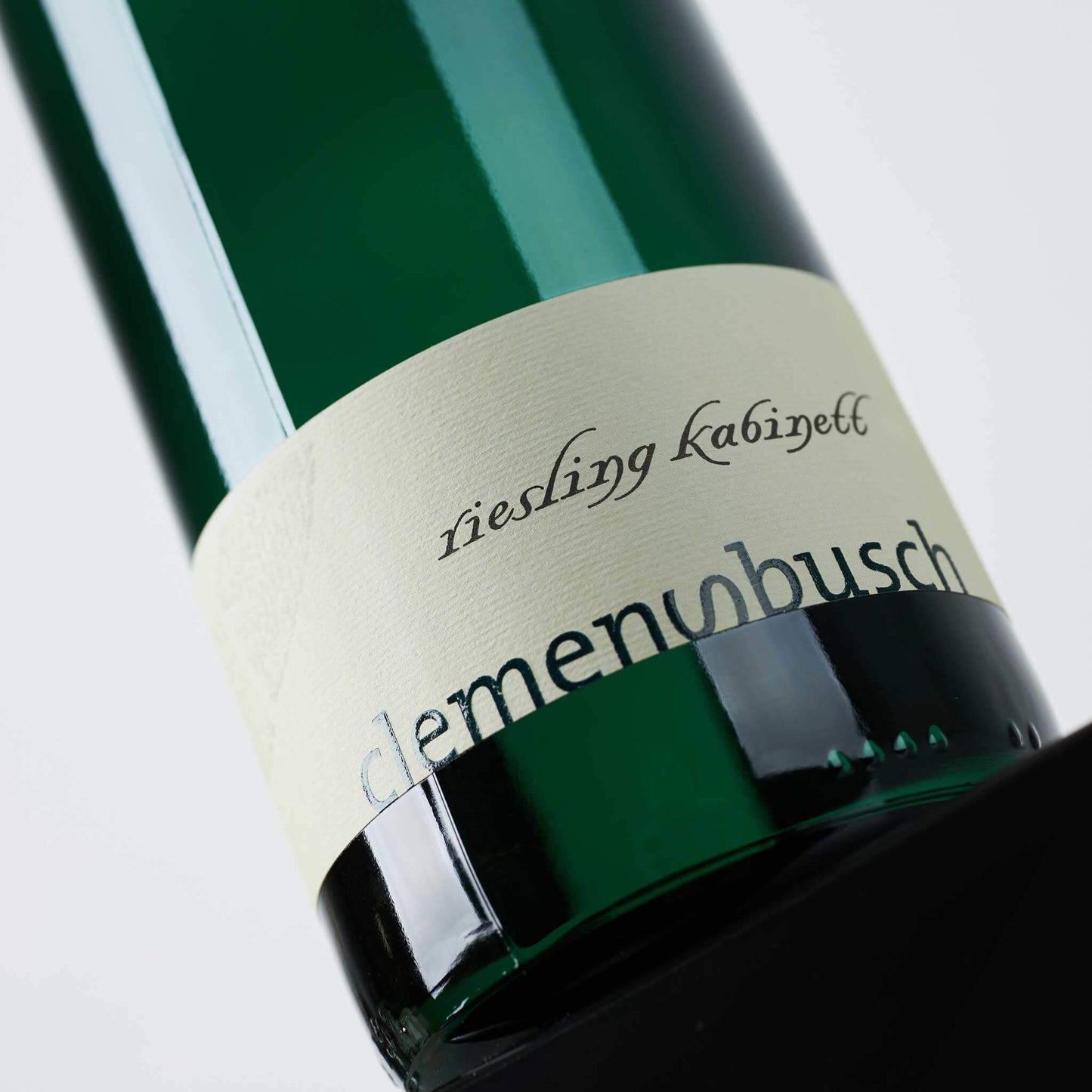 Weinflasche stehend, weißes Etikett mit Aufschrift: Riesling Kabinett, Clemens Busch