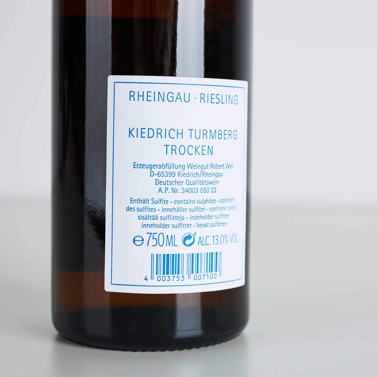 weißes Etikett der Flaschenrückseite mit Aufschrift "KIEDRICH TURMBERG TROCKEN"