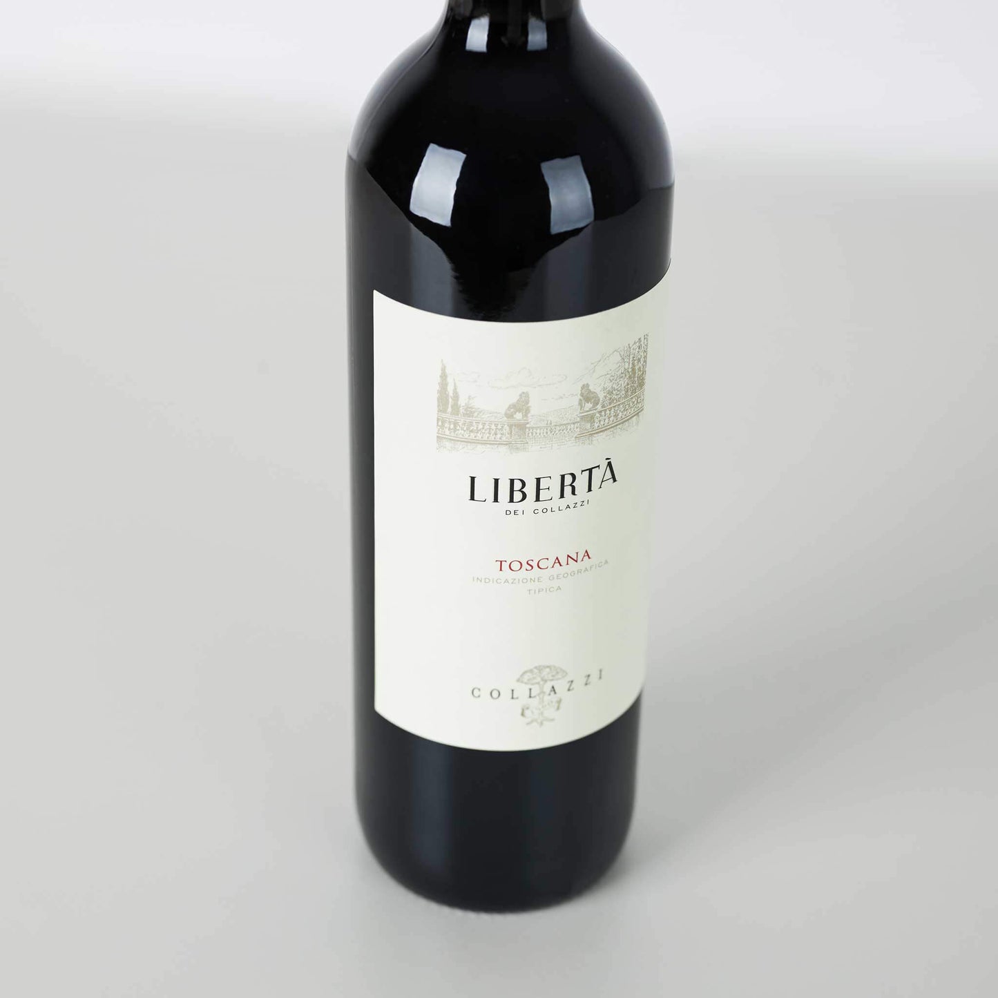 Rotweinflasche stehend, weißes Etikett mit Aufschrift: "Liberta Toscana IGT 2019"