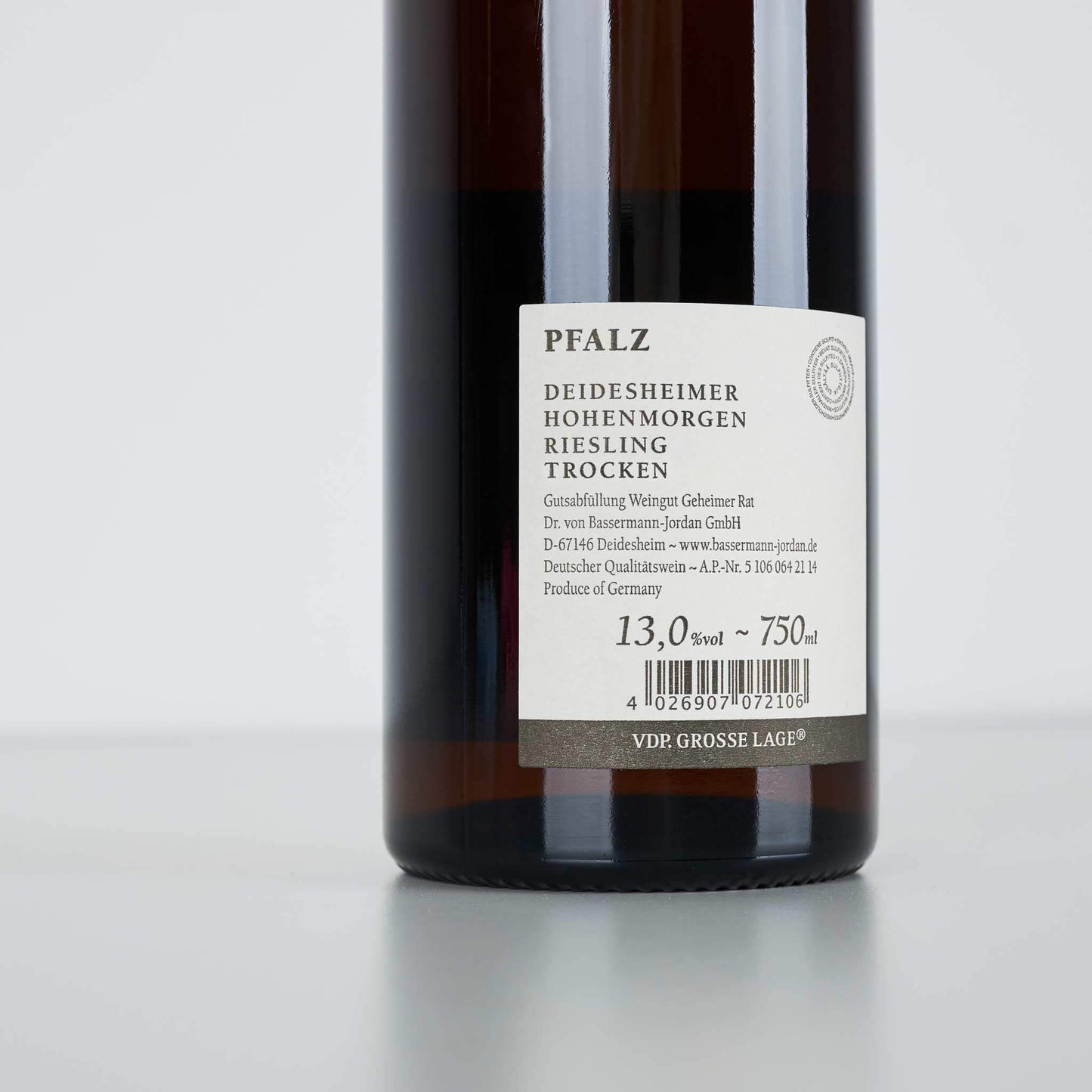 Flaschenrückseite, weißes Etikett mit Aufschrift: "Pfalz Deidesheimer Hohenmorgen Riesling Trocken"