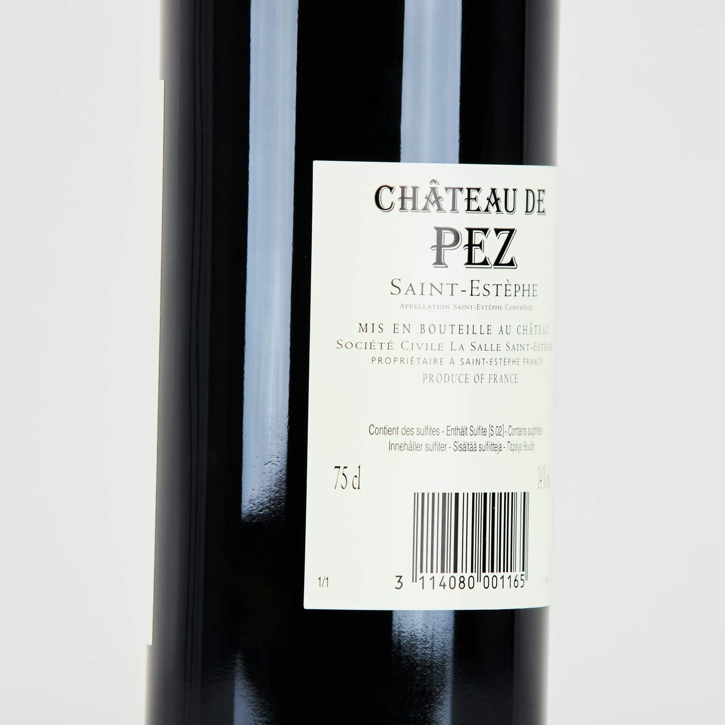 Rotweinflasche stehend, weißes Etikett mit der Aufschrift: Chateu de Pez