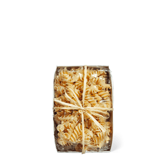 Blick von oben auf die Nudelpackung mit Fussilis unter Folie