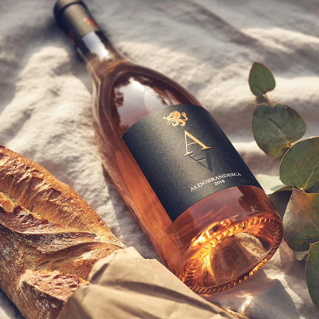 Der Roséwein Fattoria Aldobrandesca A Toscano Rosato 2018 mit Baguette.