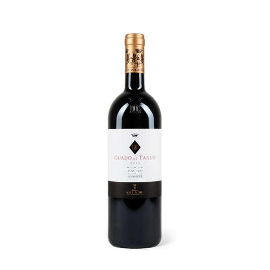 Rotweinflasche stehend, goldene Banderole, weißes Etikett mit Aufschrift: Guado al Tasso