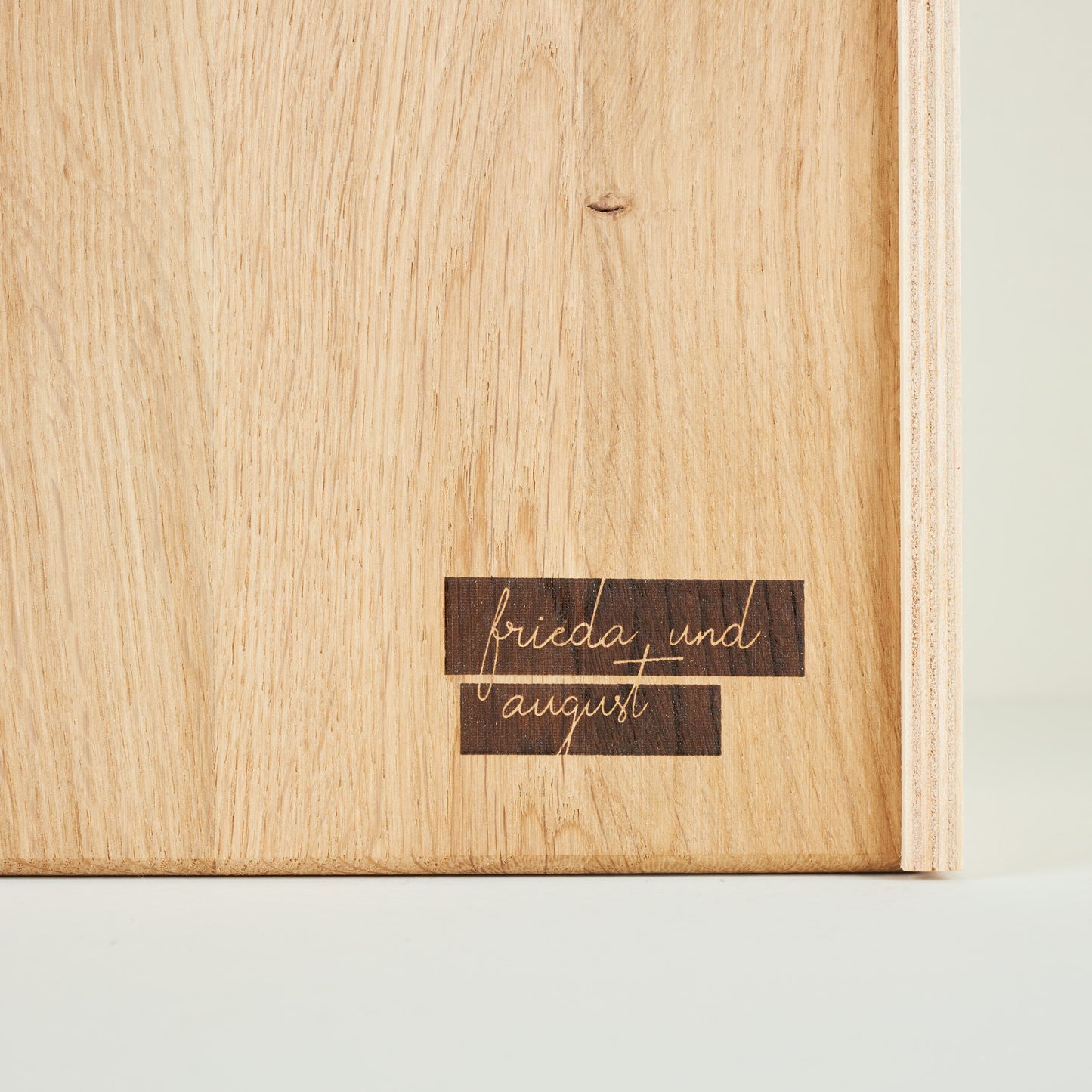 Weinkiste als Geschenkbox mit Schneidebrett von Frieda & August