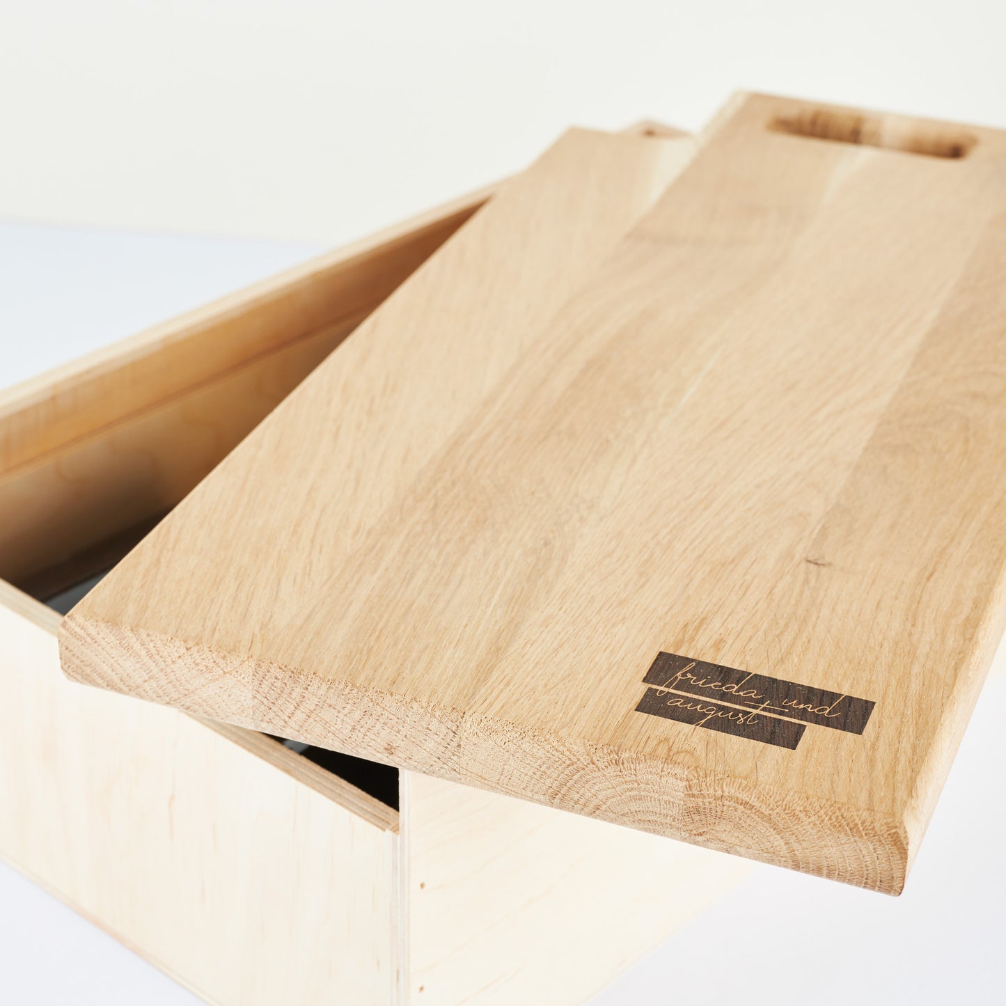 Weinkiste als Geschenkbox mit Schneidebrett aus Eichenholz