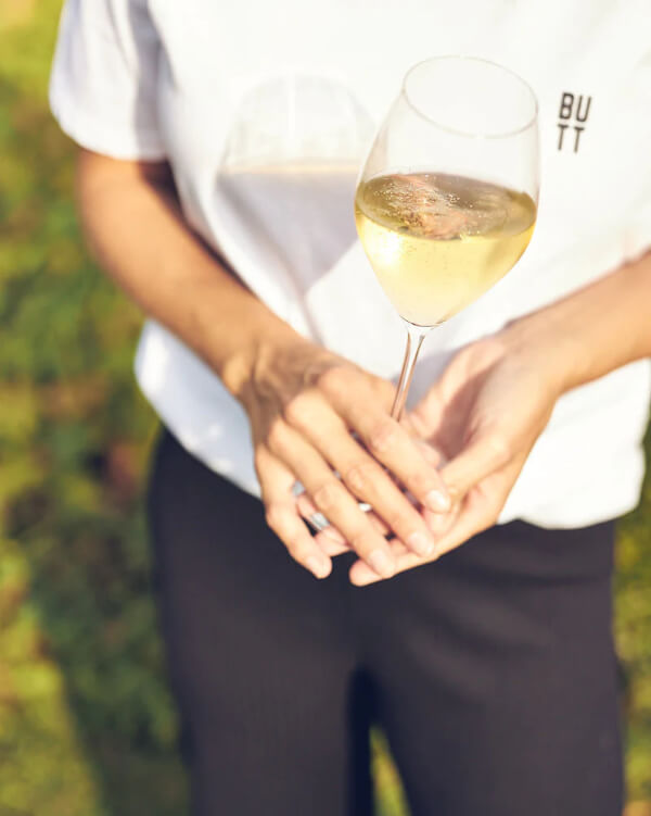 Weißwein - Frau mit Weinglas in den Händen