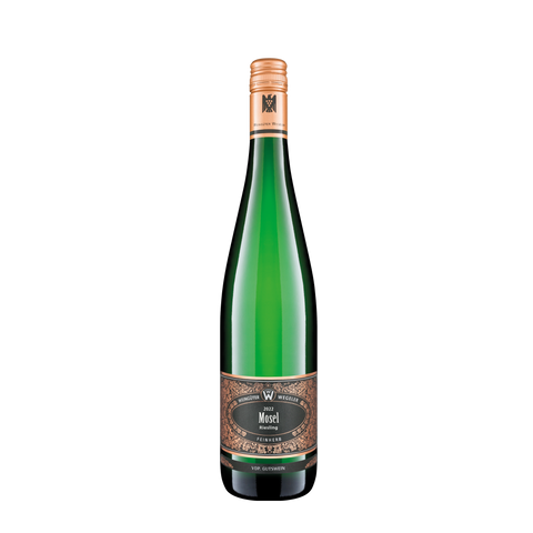 grüne Weinflasche mit goldenem Etikett und der Aufschrift "2022 Mosel Riesling feinherb" und dem Zusatz "VDP. Gutswein".