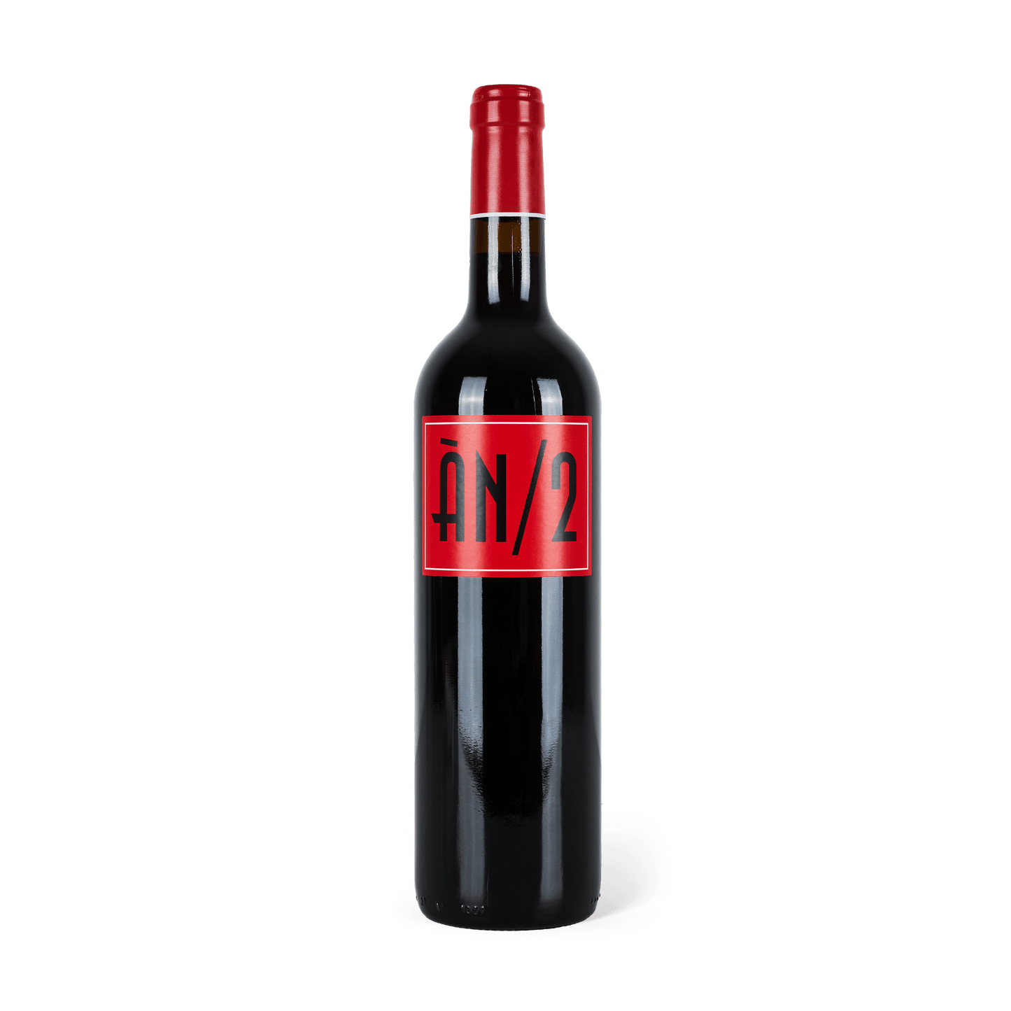 Rotweinflasche mit roter Banderole und rotem Etikett, Aufschrift in Fett AN/2