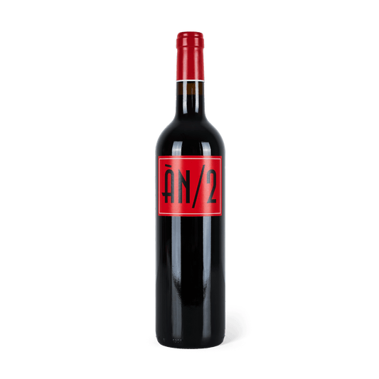 Rotweinflasche mit roter Banderole und rotem Etikett, Aufschrift in Fett AN/2