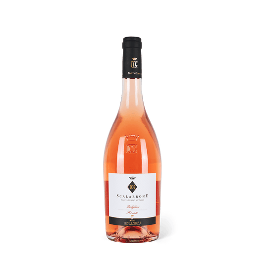 Weinflasche stehend, schwarze Banderole, weißes Etikett mit Aufschrift Scolarbrone Rosato