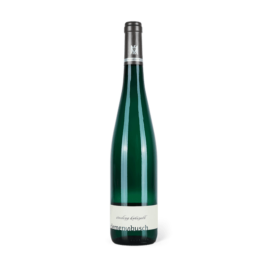 Weinflasche stehend, graue Banderole, weißes Etikett mit Aufschrift: Riesling Kabinett