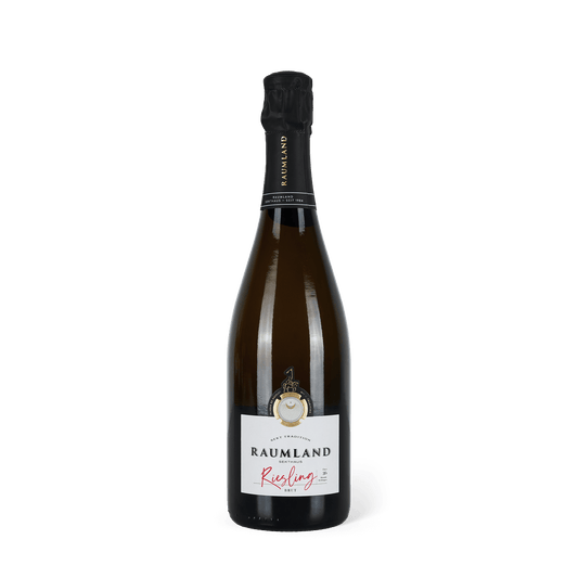 Sektflasche stehend, schwarze Banderole, weißes Etikett mit der Aufschrift: "Raumland Riesling Brut"