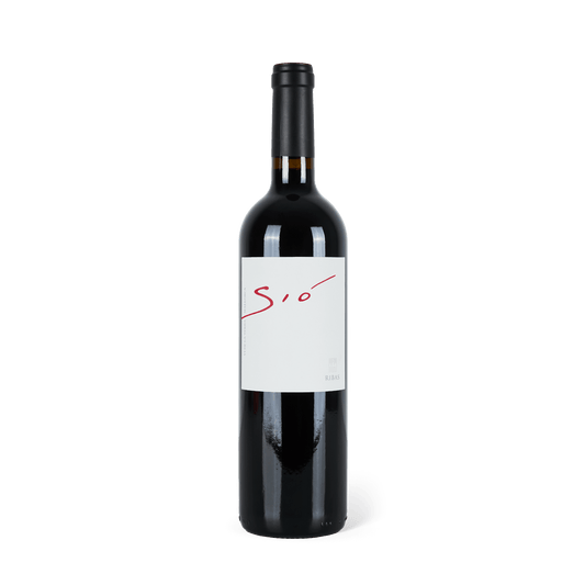 Rotweinflasche stehend mit weißem Etikett und schwarzer Banderole, Roter Schriftzug "Sio" auf Etikett