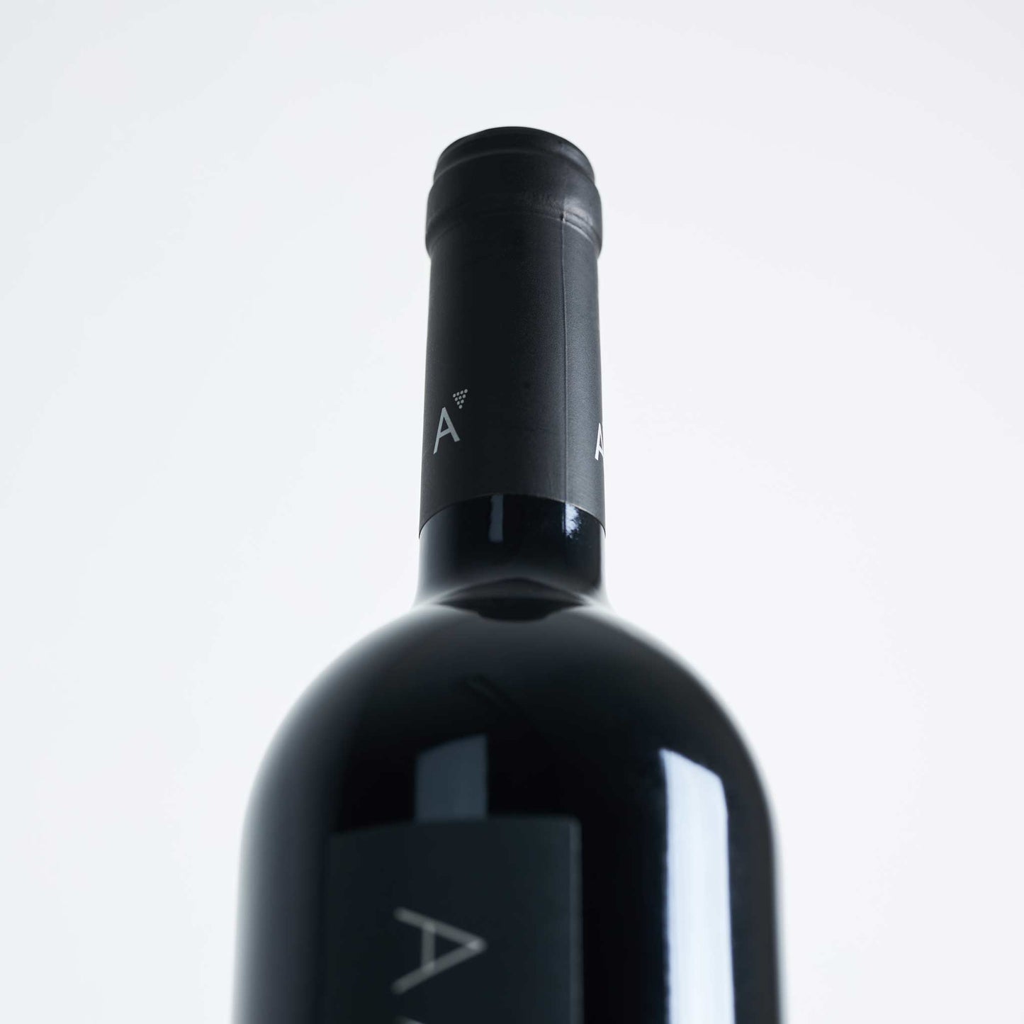 Schwarze Banderole mit weißem "A" 