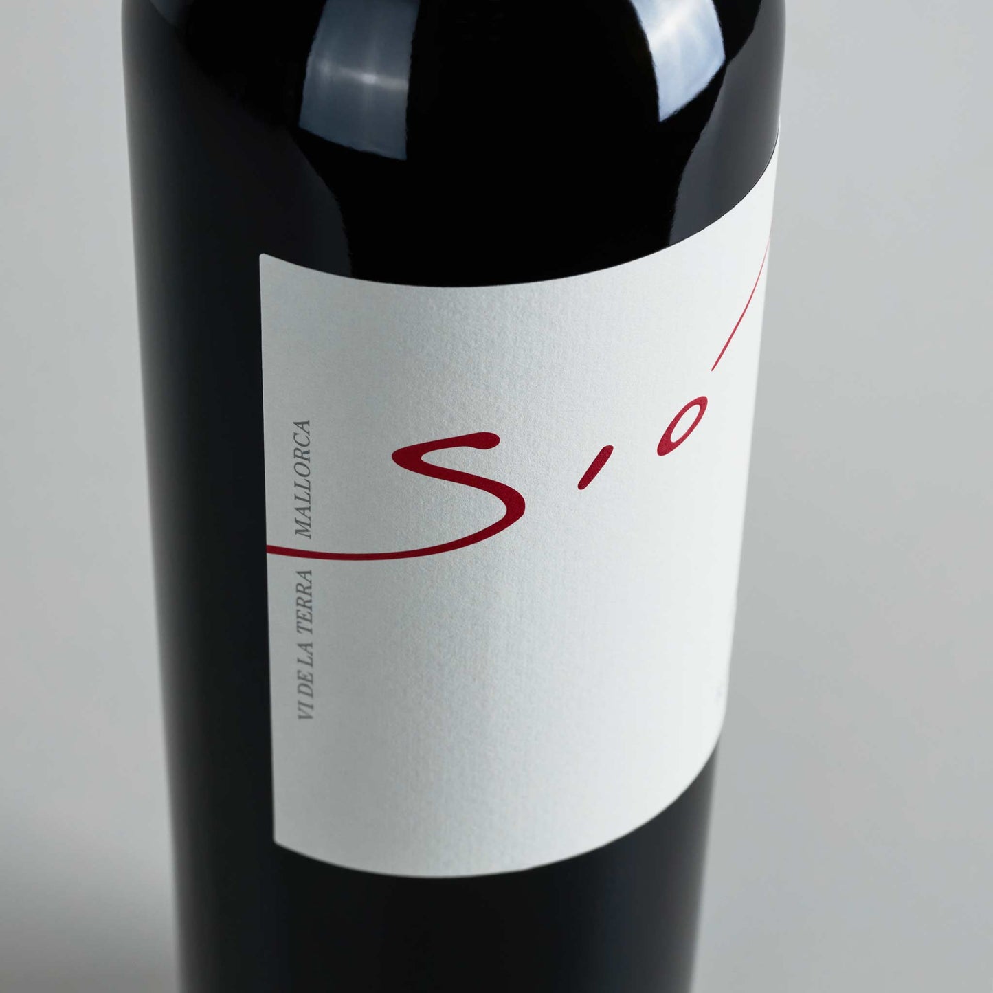 Rotweinflasche stehend weißes Etikett, Aufschrift "Sio", klein daneben: Vide la Terra Mallorca