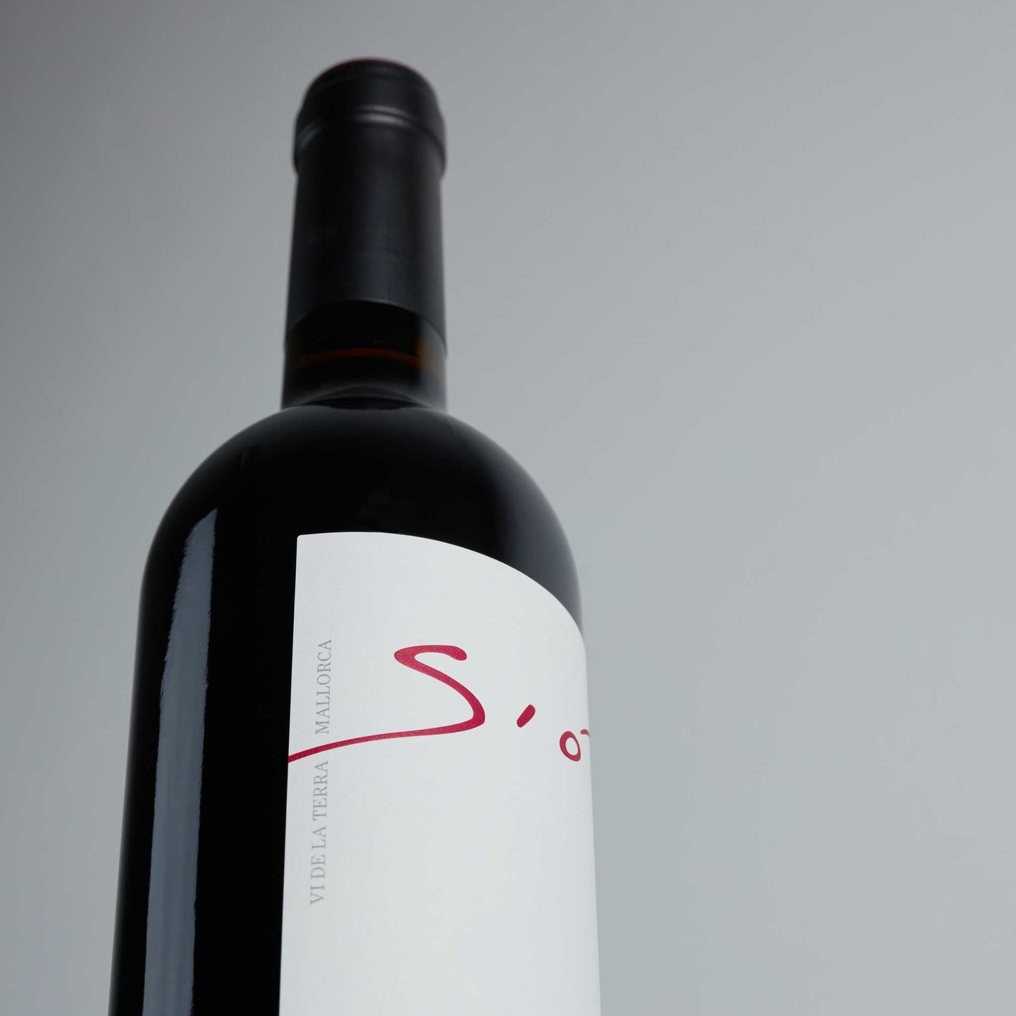 Rotweinflasche stehend weißes Etikett, Aufschrift "Sio", klein daneben: Vide la Terra Mallorca