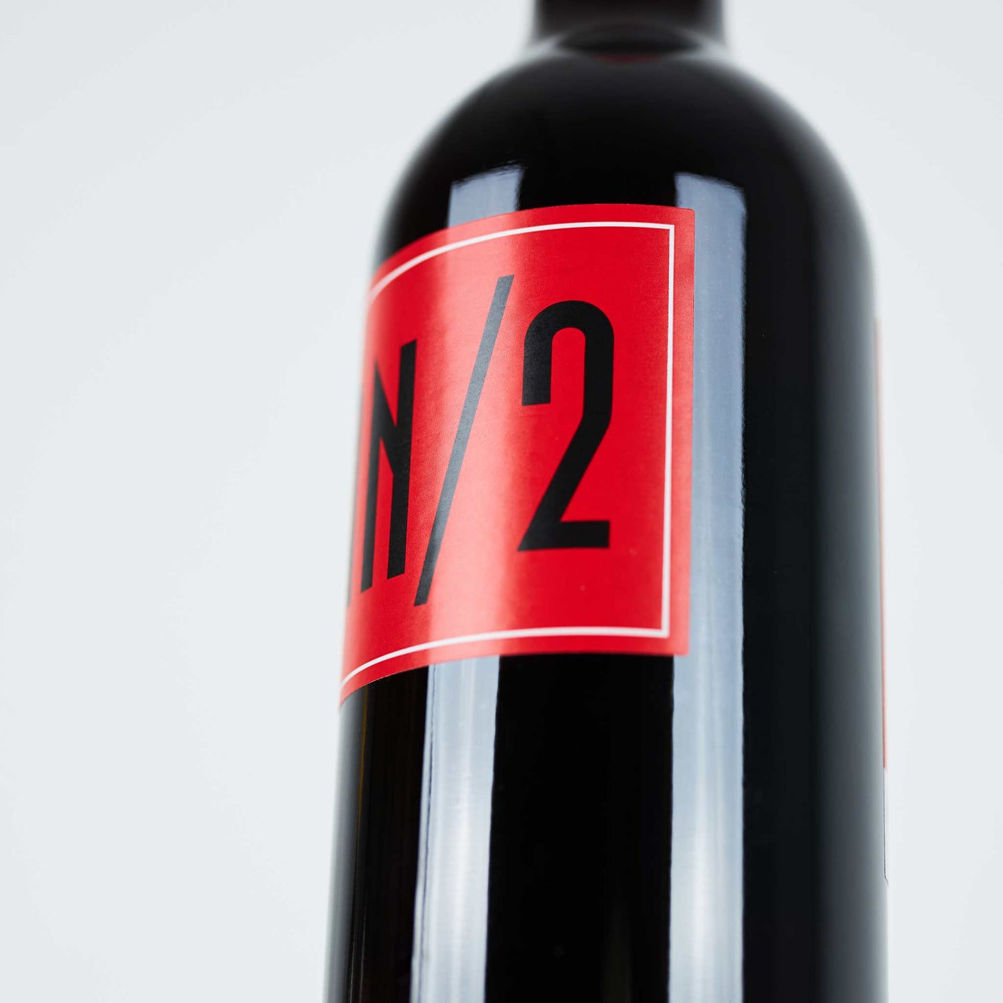Rotweinflasche seitlich fotografiert, Nahaufnahme des roten Etiketts AN/2