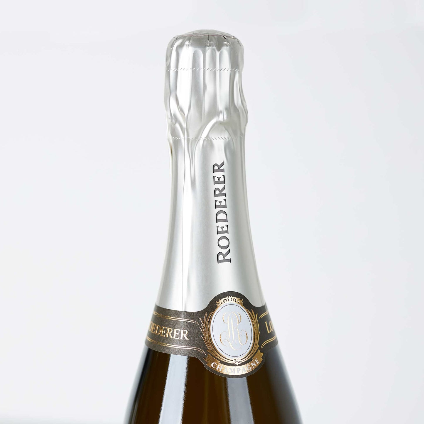 Flaschenhals mit silberner Banderole und Roederer Schriftzug