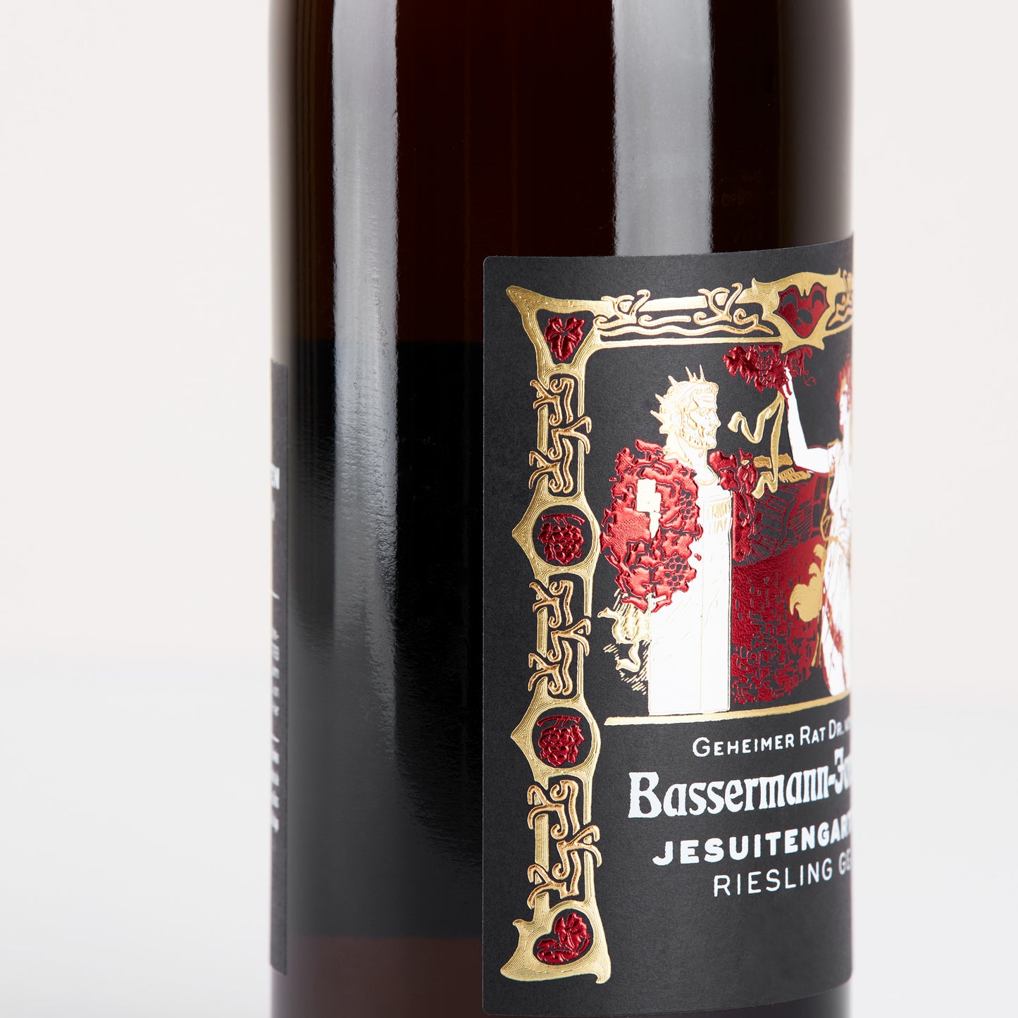 Weinflasche stehend, schwarzes Etikett mit der Aufschrift: "Bassermann-Jordan Jesuitengarten GG"