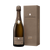Champagner aus dem Hause Roederer stehend neben einer eleganten, braunen Geschenkverpackung