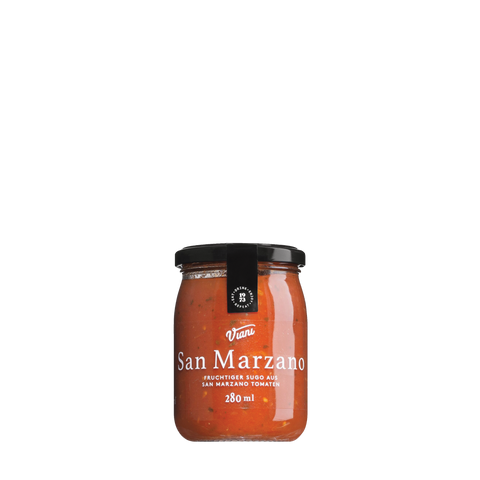 kleines Glas gefüllt mit San Marzano - Tomatensoße und schwarzem Metalldeckel